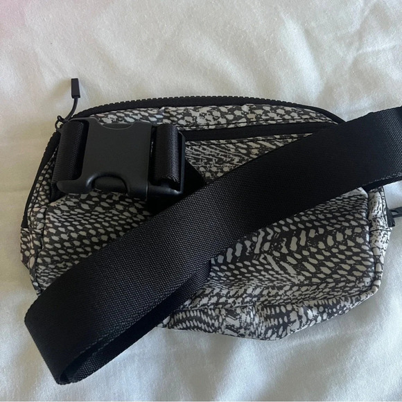 🧡 Lululemon OG 2018 Everywhere Belt Bag - Swerve Vapor Metal Grey - Picture 6 of 8